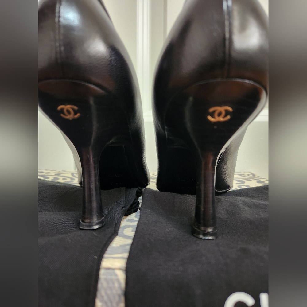 VINTAGE CHANEL Black Classic Pumps With Bow and Logo on Heel - Picture 4 of 10